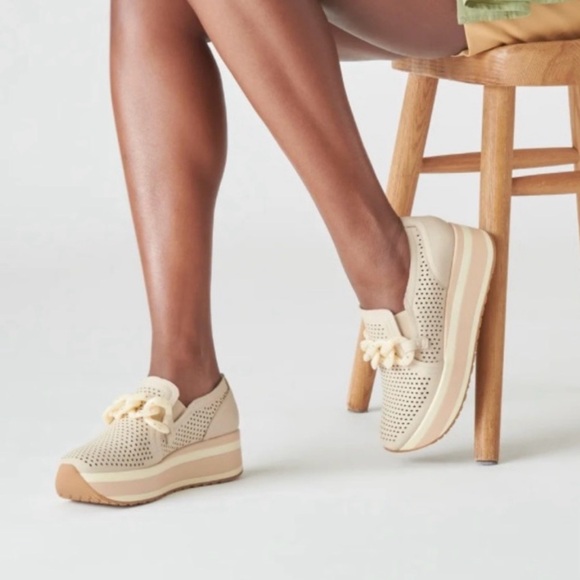Dolce Vita JheneeWomen's perforated platform with Chain Detail. 9.5 - Picture 4 of 11